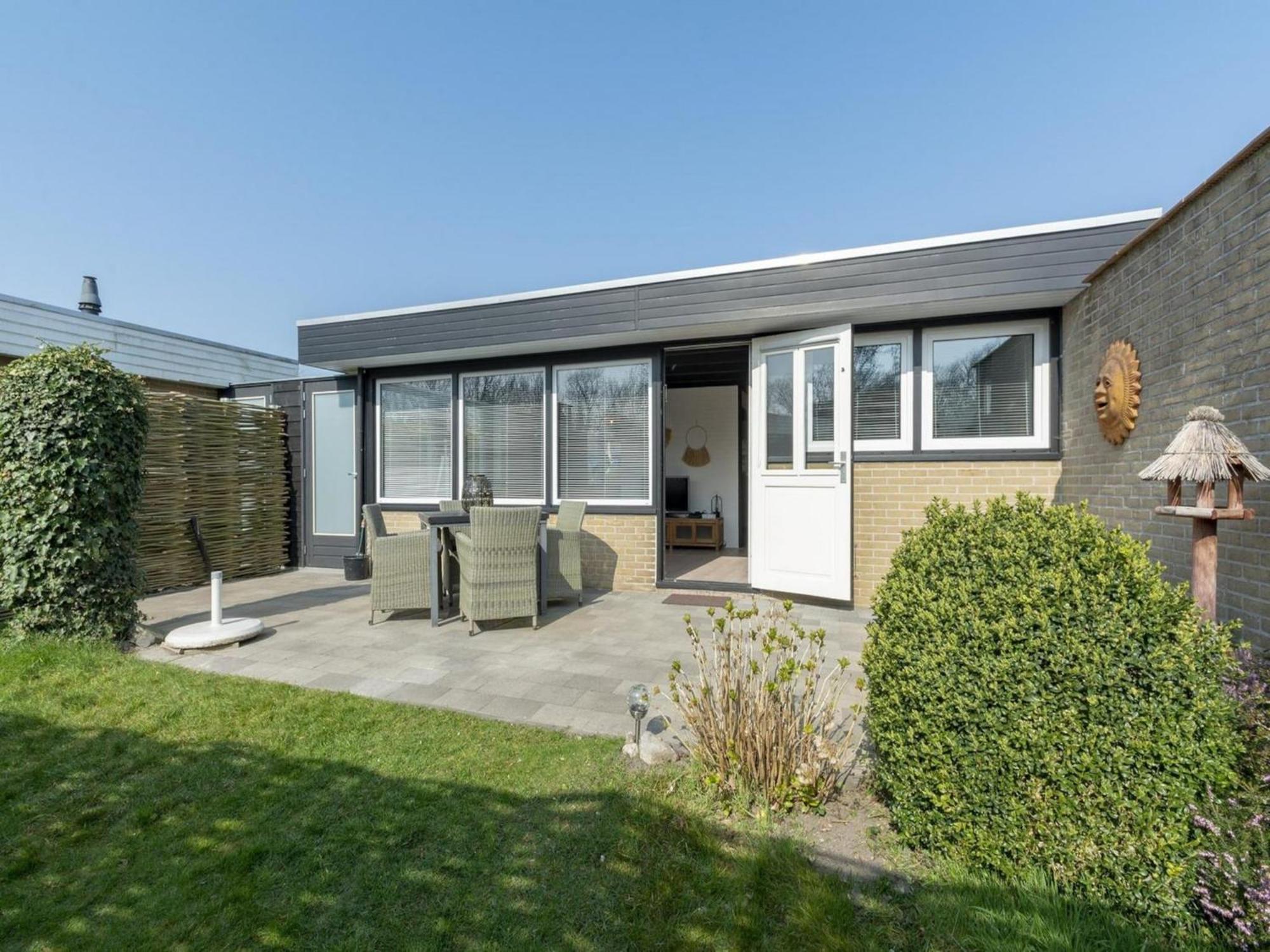 Attractive Bungalow With Modern Furnishings Sint Maartensvlotbrug エクステリア 写真