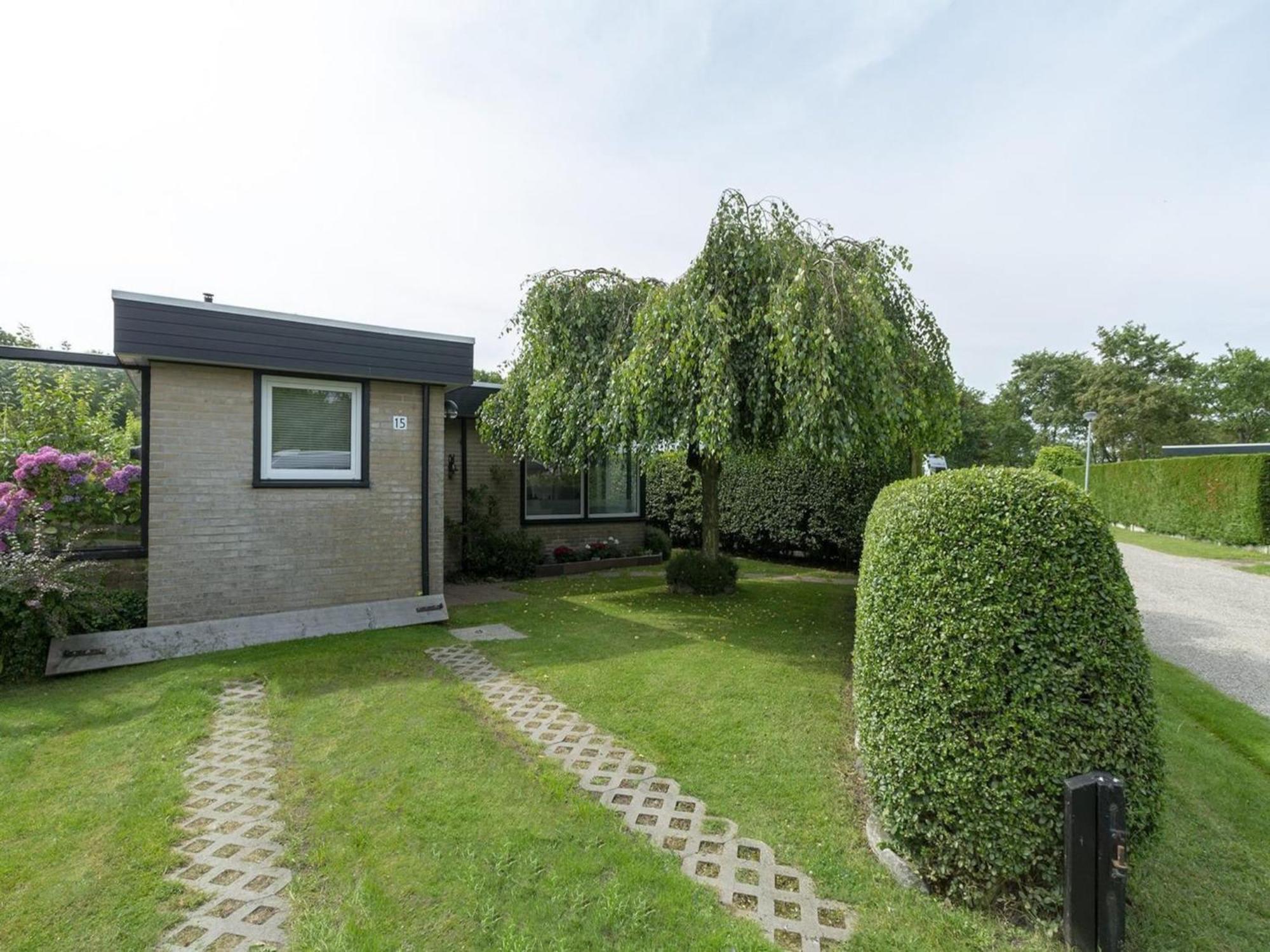 Attractive Bungalow With Modern Furnishings Sint Maartensvlotbrug エクステリア 写真